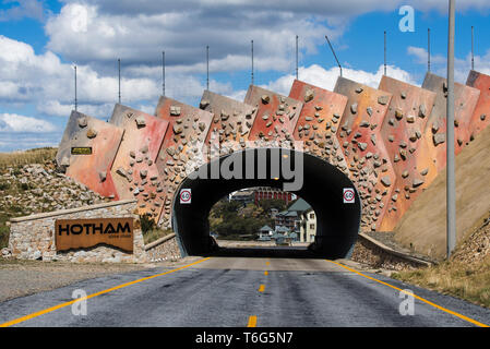 Eingang zu Mount Hotham ski Felder aus der Great Alpine Road, wenn es keinen Schnee gibt, Victoria Australien Stockfoto