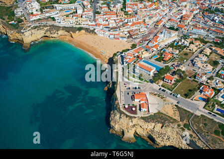 LUFTAUFNAHME. Badeort mit einer malerischen Küste mit Sandstränden und hoch aufragenden Klippen. Carvoeiro, Algarve, Portugal. Stockfoto