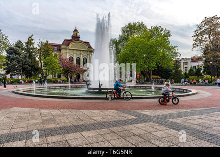 Menschen rund um Brunnen auf Stefan Stambolov Platz im Zentrum von Plovdiv, in der Stadt. Frühling. Stockfoto