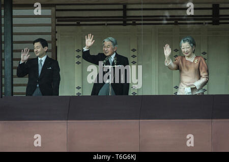 Kaiser Akihito von Japan und seine Familie erhalten die Grüße der Öffentlichkeit am 73. Geburtstag des Kaisers, auf dem Gelände des Kaiserpalastes in Tokio, Japan, am Samstag, 23 Dezember, 2006. Die kaiserliche Familie, von links nach rechts sind die Krone Pricne Naruhito, Kaiser Akihito und Kaiserin Michiko. Stockfoto