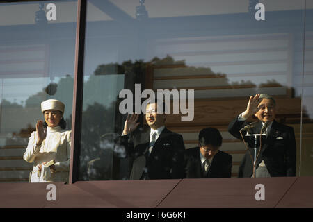 Kaiser Akihito von Japan und seine Familie erhalten die Grüße der Öffentlichkeit am 73. Geburtstag des Kaisers, auf dem Gelände des Kaiserpalastes in Tokio, Japan, am Samstag, 23 Dezember, 2006. Die kaiserliche Familie, von Links nach Rechts sind Prinzessin Masako, Kronprinz Naruhito, Kaiser Akihito. Stockfoto