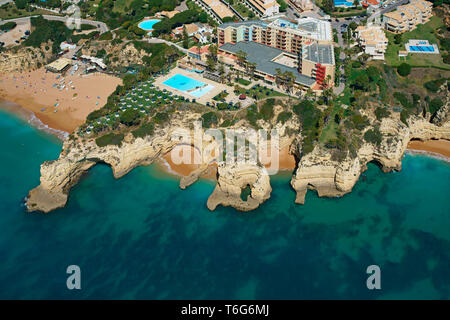 LUFTAUFNAHME. Resort mit Blick auf eine beeindruckende Landschaft von Klippen und Buchten. Pestana Viking Resort, Porches, Lagoa, Algarve, Portugal. Stockfoto