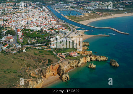 LUFTAUFNAHME. Die Stadt Lagos und ihre spektakuläre zerklüftete Küste. Algarve, Portugal. Stockfoto