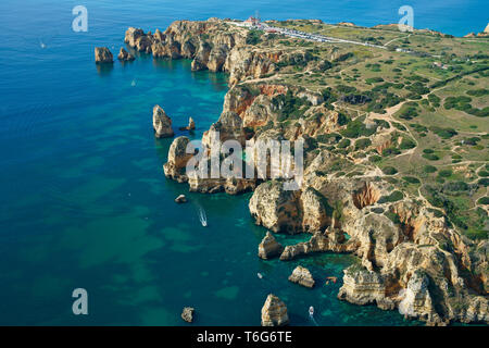 LUFTAUFNAHME. Tief erodierte Küstenlandschaft mit vielen Dolinen, Meereshöhlen und Buchten. Ponta da Piedade, Lagos, Algarve, Portugal. Stockfoto