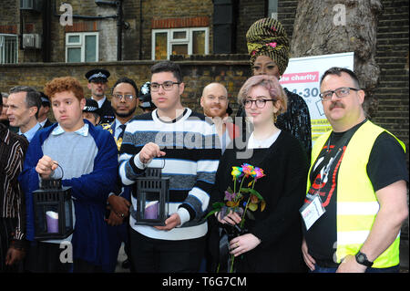 Philip Christopher Baldwin und Familienangehörigen der Opfer sind während der Admiral Duncan Prozession und Akt der Erinnerung an den 20. Jahrestag der Bombardierung in der St. Anna Kirche Gärten gesehen, Waterloo, London. Stockfoto