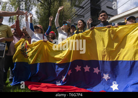 Bogota, Kolumbien. April 30, 2019 - Einige Leute halten eine venezolanische Flagge vor dem Konsulat in Bogota wegen der Krise in Ihrem Land und in Unterstützung der interims-Präsident, Juan Guaido Credit: Daniel Garzon Herazo/ZUMA Draht/Alamy leben Nachrichten Stockfoto