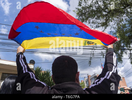 Bogota, Kolumbien. April 30, 2019 - ein Mann mit einem venezolanischen Flagge vor dem Konsulat in Bogota wegen der Krise in seinem Land und zur Unterstützung der interims-Präsident, Juan Guaido Credit: Daniel Garzon Herazo/ZUMA Draht/Alamy leben Nachrichten Stockfoto