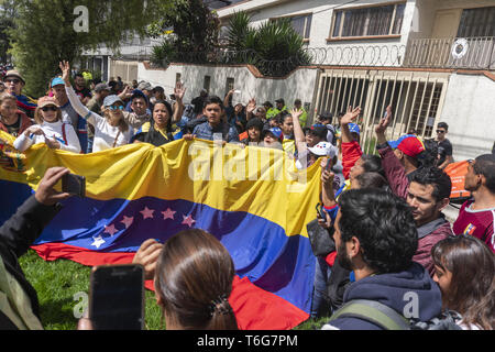 Bogota, Kolumbien. April 30, 2019 - Einige Leute halten eine venezolanische Flagge vor dem Konsulat in Bogota wegen der Krise in Ihrem Land und in Unterstützung der interims-Präsident, Juan Guaido Credit: Daniel Garzon Herazo/ZUMA Draht/Alamy leben Nachrichten Stockfoto