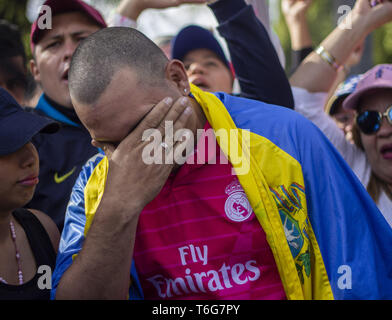 Bogota, Kolumbien. April 30, 2019 - Bruder von Oscar Perez an der Spitze des Konsulats in Bogotá für die Krise, die in seinem Land und zur Unterstützung der interims-Präsident, Juan Guaido Credit: Daniel Garzon Herazo/ZUMA Draht/Alamy leben Nachrichten Stockfoto