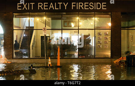 Davenport, Iowa, USA. 30 Apr, 2019. Die Menschen warten in der Ausfahrt Immo Fireside Dienstag Nacht nach Hochwasser Wasser gefüllt, einige Blocks von Downtown Davenport Dienstag, 30. April 2019. Credit: Kevin E. Schmidt/Viererkabel - Zeiten/ZUMA Draht/Alamy leben Nachrichten Stockfoto