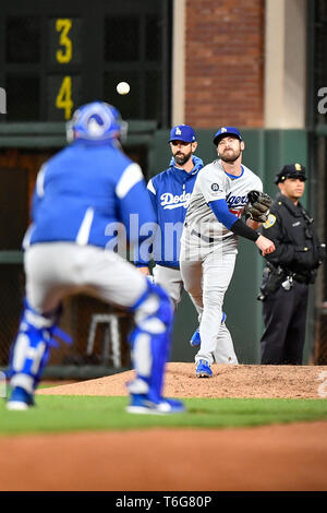 Los Angeles Krug Dylan Floro liefert einen Pitch auf die St. Louis ...