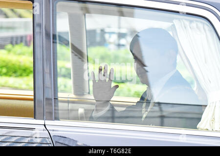 Tokio, Japan. Mai, 2019. Japans neuer Kaiser Naruhito Wellen aus seinem Fahrzeug auf der Kaiserpalast in Tokio, Japan anreisen, am 1. Mai 2019, dem ersten Tag der Reiwa Ära. Credit: MATSUO. K/LBA/Alamy leben Nachrichten Stockfoto