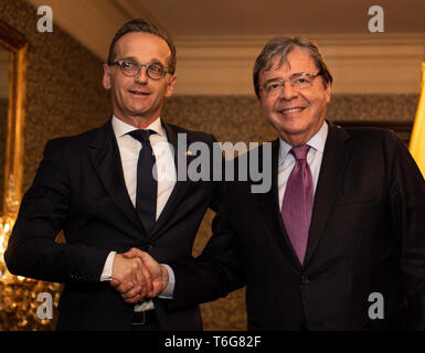 30 April 2019, Bogotá, Kolumbien: Heiko Maas (l, SPD), Außenminister der Bundesrepublik Deutschland, und Carlos Holmes Trujillo, Außenminister von Kolumbien, treffen sich in der kolumbianischen Hauptstadt. Die Maas Reise nach Lateinamerika ist der Auftakt zu einer politischen und wirtschaftlichen offensive Beziehungen zu dem Kontinent wieder zu stärken. Foto: Fabian Sommer/dpa Stockfoto