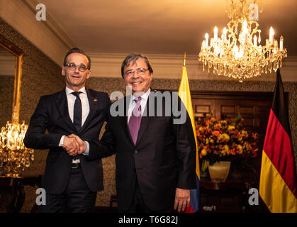 30 April 2019, Bogotá, Kolumbien: Heiko Maas (l, SPD), Außenminister der Bundesrepublik Deutschland, und Carlos Holmes Trujillo, Außenminister von Kolumbien, treffen sich in der kolumbianischen Hauptstadt. Die Maas Reise nach Lateinamerika ist der Auftakt zu einer politischen und wirtschaftlichen offensive Beziehungen zu dem Kontinent wieder zu stärken. Foto: Fabian Sommer/dpa Stockfoto