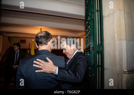 30 April 2019, Bogotá, Kolumbien: Heiko Maas (l, SPD), Außenminister der Bundesrepublik Deutschland, und Carlos Holmes Trujillo, Außenminister von Kolumbien, treffen sich in der kolumbianischen Hauptstadt. Die Maas Reise nach Lateinamerika ist der Auftakt zu einer politischen und wirtschaftlichen offensive Beziehungen zu dem Kontinent wieder zu stärken. Foto: Fabian Sommer/dpa Stockfoto