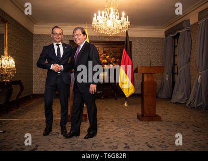 30 April 2019, Bogotá, Kolumbien: Heiko Maas (l, SPD), Außenminister der Bundesrepublik Deutschland, und Carlos Holmes Trujillo, Außenminister von Kolumbien, treffen sich in der kolumbianischen Hauptstadt. Die Maas Reise nach Lateinamerika ist der Auftakt zu einer politischen und wirtschaftlichen offensive Beziehungen zu dem Kontinent wieder zu stärken. Foto: Fabian Sommer/dpa Stockfoto