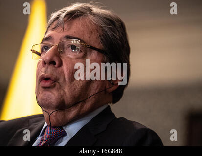 30 April 2019, Bogotá, Kolumbien: Carlos Holmes Trujillo, kolumbianische Außenminister, spricht auf einer Pressekonferenz mit Außenminister Maas. Die Maas Reise nach Lateinamerika ist der Auftakt zu einer politischen und wirtschaftlichen offensive Beziehungen zu dem Kontinent wieder zu stärken. Foto: Fabian Sommer/dpa Stockfoto