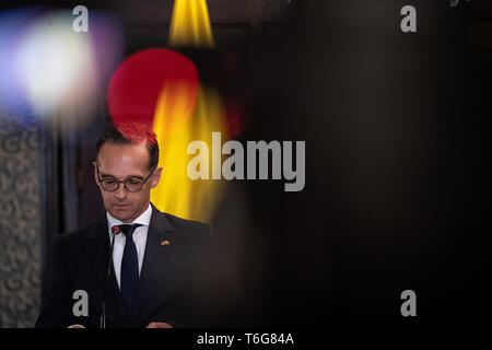 30 April 2019, Bogotá, Kolumbien: Heiko Maas (SPD), Außenminister der Bundesrepublik Deutschland, Gespräche mit kolumbianischen Außenminister Trujillo auf einer Pressekonferenz. Die Maas Reise nach Lateinamerika ist der Auftakt zu einer politischen und wirtschaftlichen offensive Beziehungen zu dem Kontinent wieder zu stärken. Foto: Fabian Sommer/dpa Stockfoto