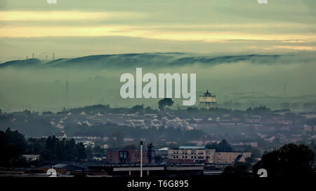 Glasgow, Schottland, UK, 1. Mai, 2019, UK Wetter. Misty kann beginnen, wenn sich die Nebel erstreckt sich nördlich von Glasgow und die kilpatrick Hills, und der Drunchapel Wasserturm. Kredit Gerard Fähre / alamy Leben Nachrichten Stockfoto