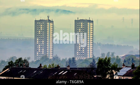 Glasgow, Schottland, UK, 1. Mai, 2019, UK Wetter. Misty kann beginnen, wenn sich die Nebel erstreckt sich nördlich von Glasgow und die kilpatrick Hills, mit der Twin Towers des Drunchapel Immobilien. Kredit Gerard Fähre / alamy Leben Nachrichten Stockfoto