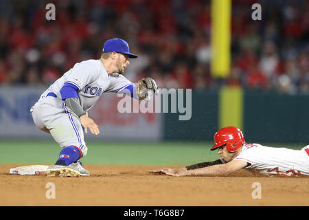 Los Angeles, USA. April 30, 2019: Toronto Blue Jays zweiter Basisspieler Eric Sogard (5) Versucht die Variable auf Los Angeles Engel shortstop Andrelton Simmons (2) als Simmons zweite während des Spiels zwischen den Toronto Blue Jays und der Präfektur Aichi im Angel Stadium in Anaheim, CA, (Foto von Peter Joneleit, Cal Sport Media) Credit: Cal Sport Media/Alamy Leben Nachrichten stiehlt Stockfoto