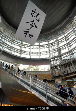 Tokio, Japan. Mai, 2019. Ein Banner feiert Japan Neue kaiserzeit Eiwa ist auf Anzeige an einem kommerziellen Komplex am ersten Tag des Kaisers Naruhito thronbesteigung gesehen. Quelle: LBA/Alamy leben Nachrichten Stockfoto