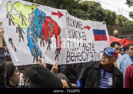 April 30, 2019 - Buenos Aires, Hauptstadt, Argentinien - Dieser Dienstag, 30. April venezolanischen Migranten, die ihren Wohnsitz in der Stadt Buenos Aires in der Venezolanischen Botschaft in der Hauptstadt ihre Unterstützung für die Führer der venezolanischen Opposition auszudrücken, Juan GuaidÃ³ und Leopoldo Lopez, gleichzeitig aber starke Auseinandersetzungen in der venezolanischen Hauptstadt. Die venezolanische Botschaft in La Ciudad PorteÃ±a auch linke Organisationen und Sympathisanten von Nicolas Maduro, der die Ereignisse in Venezuela stattfand, widersprochen. Credit: ZUMA Press, Inc./Alamy leben Nachrichten Stockfoto