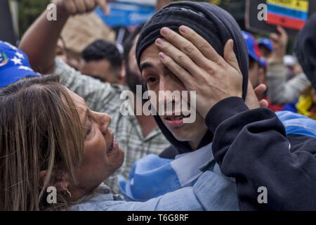 April 30, 2019 - Buenos Aires, Hauptstadt, Argentinien - Dieser Dienstag, 30. April venezolanischen Migranten, die ihren Wohnsitz in der Stadt Buenos Aires in der Venezolanischen Botschaft in der Hauptstadt ihre Unterstützung für die Führer der venezolanischen Opposition auszudrücken, Juan GuaidÃ³ und Leopoldo Lopez, gleichzeitig aber starke Auseinandersetzungen in der venezolanischen Hauptstadt. Die venezolanische Botschaft in La Ciudad PorteÃ±a auch linke Organisationen und Sympathisanten von Nicolas Maduro, der die Ereignisse in Venezuela stattfand, widersprochen. Credit: ZUMA Press, Inc./Alamy leben Nachrichten Stockfoto