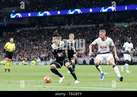 London, Großbritannien. 30 Apr, 2019. Mazraoui noussair von Ajax mit Toby Alderweireld von Tottenham in unmittelbarer Nähe während der UEFA Champions League Finale zwischen den Tottenham Hotspur und Ajax bei Tottenham Hotspur Stadion, London, England am 30. April 2019. Foto von Carlton Myrie. Nur die redaktionelle Nutzung, eine Lizenz für die gewerbliche Nutzung erforderlich. Keine Verwendung in Wetten, Spiele oder einer einzelnen Verein/Liga/player Publikationen. Stockfoto