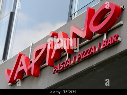 Köln, Deutschland. 30 Apr, 2019. Der Schriftzug hängt am Sitz der Vapiano, das System Restaurant Betreiber. Credit: Oliver Berg/dpa/Alamy leben Nachrichten Stockfoto