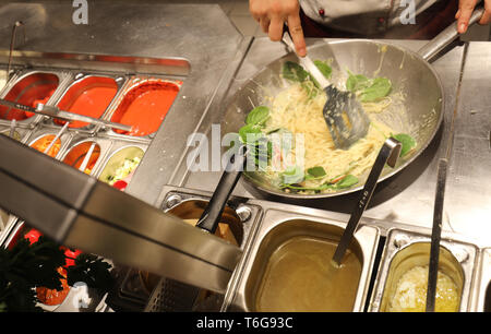 Köln, Deutschland. 30 Apr, 2019. Ein Koch bereitet ein Nudelgericht in einer Filiale der Restaurantkette Vapiano. Credit: Oliver Berg/dpa/Alamy leben Nachrichten Stockfoto