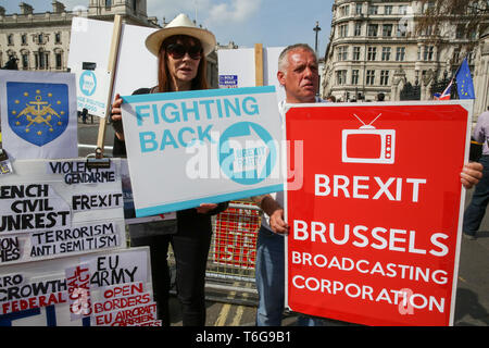 London, UK, UK. 30 Apr, 2019. Aktivisten aus dem Brexit Partei mit Plakaten außerhalb der Häuser des Parlaments protestiert. laufenden Protest über Großbritannien die EU verlassen. Credit: Dinendra Haria/SOPA Images/ZUMA Draht/Alamy leben Nachrichten Stockfoto