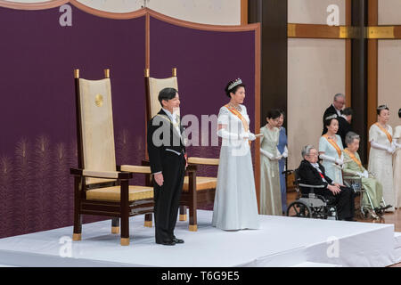 Tokio, Japan. Mai, 2019. Japans neuer Kaiser Naruhito (1 L) und Kaiserin Masako (2 L) eine Zeremonie das ersten Publikum nach der Thronbesteigung teilnehmen, erhalten im Imperial Palace in Tokio, Japan, am 1. Mai 2019. Japans Kaiser Naruhito erklärte seine Nachfolge der Chrysantheme Thron am Mittwoch der Start einer neuen imperialen Ära in Japan zu markieren. Credit: Imperial Household Agency Handout/Xinhua/Alamy leben Nachrichten Stockfoto