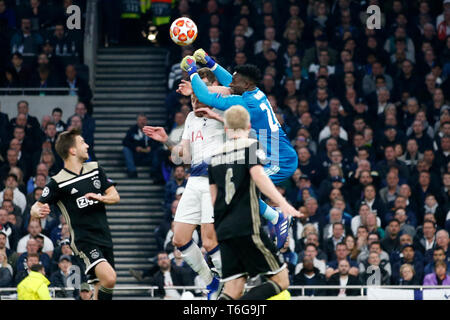 London, Großbritannien. 30 Apr, 2019. LONDON Fußball, 30-04-2019, Saison 2018/2019, Tottenham Stadion. Halbfinale Champions League Hinspiel. Andre Onana, Jan Vertonghen während des Spiels Tottenham Hotspur - Ajax Credit: Pro Schüsse/Alamy leben Nachrichten Stockfoto