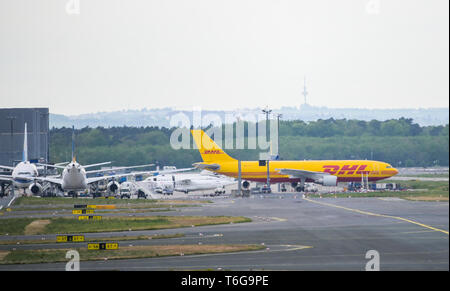 30 April 2019, Hessen, Frankfurt/Main: Ein DHL-Flugzeug ist am Frankfurter Flughafen rollen. Foto: Andreas Arnold/dpa Stockfoto