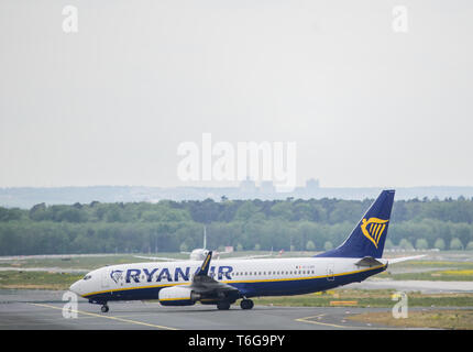 30 April 2019, Hessen, Frankfurt/Main: Ein Flugzeug ist Ryanair am Flughafen Frankfurt rollen. Foto: Andreas Arnold/dpa Stockfoto