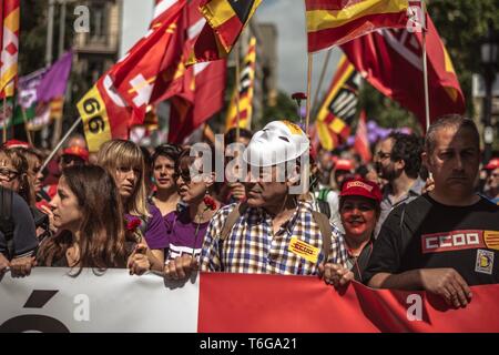 Barcelona, Spanien. 01 Mai, 2019. Die Demonstranten während einer Manifestation durch den Bürgermeister Gewerkschaften UGT und CC. OO. durch die Innenstadt von Barcelona organisiert für mehr Rechte, Chancengleichheit und Zusammenhalt unter dem Motto "die Ersten" am 1. Mai protestieren. Credit: Matthias Oesterle/Alamy leben Nachrichten Stockfoto