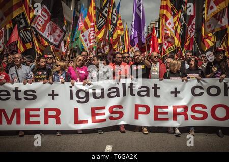 Barcelona, Spanien. 01 Mai, 2019. Die Demonstranten während einer Manifestation durch den Bürgermeister Gewerkschaften UGT und CC. OO. durch die Innenstadt von Barcelona organisiert für mehr Rechte, Chancengleichheit und Zusammenhalt unter dem Motto "die Ersten" am 1. Mai protestieren. Credit: Matthias Oesterle/Alamy leben Nachrichten Stockfoto