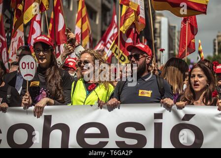 Barcelona, Spanien. 01 Mai, 2019. Die Demonstranten während einer Manifestation durch den Bürgermeister Gewerkschaften UGT und CC. OO. durch die Innenstadt von Barcelona organisiert für mehr Rechte, Chancengleichheit und Zusammenhalt unter dem Motto "die Ersten" am 1. Mai protestieren. Credit: Matthias Oesterle/Alamy leben Nachrichten Stockfoto