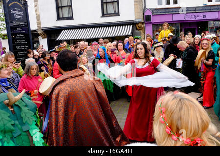 Glastonbury, Somerset, UK. 1. Mai 2019. Beltane feiern jedes Jahr statt zwischen der Tagundnachtgleiche im Frühjahr und Sommer am 1. Mai. Glastonbury Stadt ist durch seine Abtei verwurzelt, sondern heute die frühere Religionen auf die Straße gehen, ihre grünen Haare im Stich zu lassen. Massen von Menschen, die für eine gute Zeit, Tanz und Musik genießen. Credit: Herr Standfast/Alamy leben Nachrichten Stockfoto