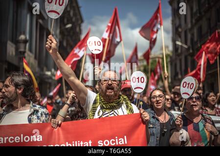 Barcelona, Spanien. 01 Mai, 2019. Die Demonstranten während einer Manifestation durch den Bürgermeister Gewerkschaften UGT und CC. OO. durch die Innenstadt von Barcelona organisiert für mehr Rechte, Chancengleichheit und Zusammenhalt unter dem Motto "die Ersten" am 1. Mai protestieren. Credit: Matthias Oesterle/Alamy leben Nachrichten Stockfoto