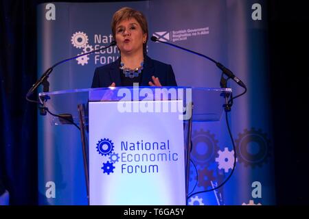 Edinburgh, Großbritannien. 01 Mai, 2019. Pläne zu erhöhen Scotlands Ausfuhren werden durch Erste Minister Nicola Sturgeon in der 22 nationalen Wirtschaftsforum in Edinburgh vorgestellt. Der erste Minister offiziell ÔA NationÕ Export Trading Plan, der darauf abzielt, den Wert und die Reichweite der Schottischen Produkte, Dienstleistungen und Unternehmen auf ausländischen Märkten zu wachsen. Im Bild: Erster Minister Nicola Sturgeon Credit: Rich Dyson/Alamy leben Nachrichten Stockfoto