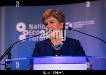 Edinburgh, Großbritannien. 01 Mai, 2019. Pläne zu erhöhen Scotlands Ausfuhren werden durch Erste Minister Nicola Sturgeon in der 22 nationalen Wirtschaftsforum in Edinburgh vorgestellt. Der erste Minister offiziell ÔA NationÕ Export Trading Plan, der darauf abzielt, den Wert und die Reichweite der Schottischen Produkte, Dienstleistungen und Unternehmen auf ausländischen Märkten zu wachsen. Im Bild: Erster Minister Nicola Sturgeon Credit: Rich Dyson/Alamy leben Nachrichten Stockfoto