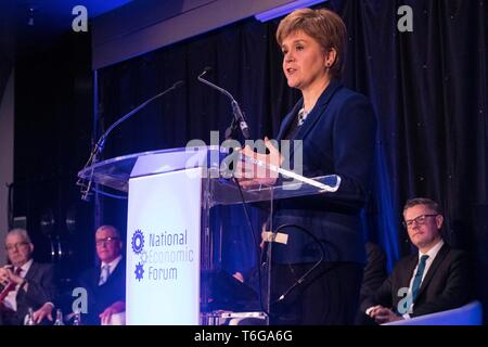 Edinburgh, Großbritannien. 01 Mai, 2019. Pläne zu erhöhen Scotlands Ausfuhren werden durch Erste Minister Nicola Sturgeon in der 22 nationalen Wirtschaftsforum in Edinburgh vorgestellt. Der erste Minister offiziell ÔA NationÕ Export Trading Plan, der darauf abzielt, den Wert und die Reichweite der Schottischen Produkte, Dienstleistungen und Unternehmen auf ausländischen Märkten zu wachsen. Im Bild: Erster Minister Nicola Sturgeon Credit: Rich Dyson/Alamy leben Nachrichten Stockfoto