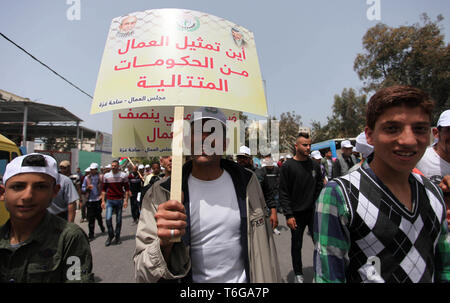 Gaza, Gazastreifen, palästinensischen Gebiet. Mai, 2019. Palästinenser beteiligen sie sich an einem Protest Kennzeichnung den internationalen Tag der Arbeit, vor dem Ministerium für Arbeit in Gaza Stadt, am 1. Mai 2019. Arbeitslosenquote in Palästina stieg im Jahr 2018 um ca. 31 % der Erwerbsbevölkerung Teilnehmer, verglichen mit rund 28 % im Jahr 2017, wo die Zahl der arbeitslosen Personen von 2017 377 Tausend auf 426 Tausend im Jahr 2018 Quelle: Mahmoud Ajjour/APA-Images/ZUMA Draht/Alamy Leben Nachrichten erreichen Stockfoto