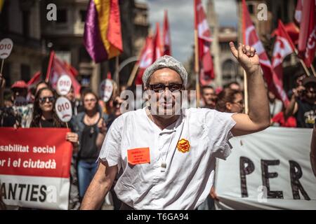 Barcelona, Spanien. 01 Mai, 2019. Die Demonstranten während einer Manifestation durch den Bürgermeister Gewerkschaften UGT und CC. OO. durch die Innenstadt von Barcelona organisiert für mehr Rechte, Chancengleichheit und Zusammenhalt unter dem Motto "die Ersten" am 1. Mai protestieren. Credit: Matthias Oesterle/Alamy leben Nachrichten Stockfoto