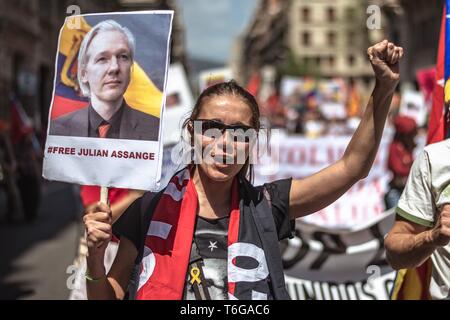 Barcelona, Spanien. 01 Mai, 2019. Ein demonstrant mit Ihrem Plakat Unterstützung von Julian Assange beteiligt sich an einer Manifestation durch den Bürgermeister Gewerkschaften UGT und CC. OO. durch die Innenstadt von Barcelona organisiert für mehr Rechte, Chancengleichheit und Zusammenhalt unter dem Motto "die Ersten" am 1. Mai protestieren. Credit: Matthias Oesterle/Alamy leben Nachrichten Stockfoto