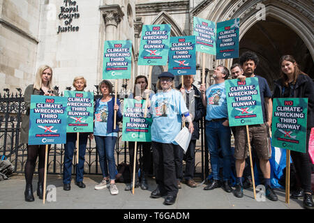 London, Großbritannien. Mai, 2019. Aktivisten sammeln außerhalb der Royal Courts of Justice nach dem Scheitern einer Hohen Gericht Herausforderung an die umstrittenen Pläne für eine dritte Start- und Landebahn am Flughafen Heathrow zu bauen. Gerichtliche Überprüfungen der Beschluss der Bundesregierung, die Pläne zu genehmigen hatte durch fünf Räte, Bewohner geholt worden, Umwelt Nächstenliebe einschließlich Greenpeace, die Freunde der Erde und Plan B und Londoner Bürgermeister Sadiq Khan. Credit: Mark Kerrison/Alamy leben Nachrichten Stockfoto