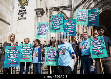 London, Großbritannien. Mai, 2019. Aktivisten sammeln außerhalb der Royal Courts of Justice nach dem Scheitern einer Hohen Gericht Herausforderung an die umstrittenen Pläne für eine dritte Start- und Landebahn am Flughafen Heathrow zu bauen. Gerichtliche Überprüfungen der Beschluss der Bundesregierung, die Pläne zu genehmigen hatte durch fünf Räte, Bewohner geholt worden, Umwelt Nächstenliebe einschließlich Greenpeace, die Freunde der Erde und Plan B und Londoner Bürgermeister Sadiq Khan. Credit: Mark Kerrison/Alamy leben Nachrichten Stockfoto