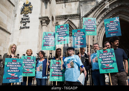 London, Großbritannien. Mai, 2019. Aktivisten sammeln außerhalb der Royal Courts of Justice nach dem Scheitern einer Hohen Gericht Herausforderung an die umstrittenen Pläne für eine dritte Start- und Landebahn am Flughafen Heathrow zu bauen. Gerichtliche Überprüfungen der Beschluss der Bundesregierung, die Pläne zu genehmigen hatte durch fünf Räte, Bewohner geholt worden, Umwelt Nächstenliebe einschließlich Greenpeace, die Freunde der Erde und Plan B und Londoner Bürgermeister Sadiq Khan. Credit: Mark Kerrison/Alamy leben Nachrichten Stockfoto